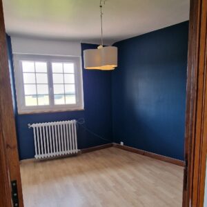 piece de taille moyenne avec un mur bleu
