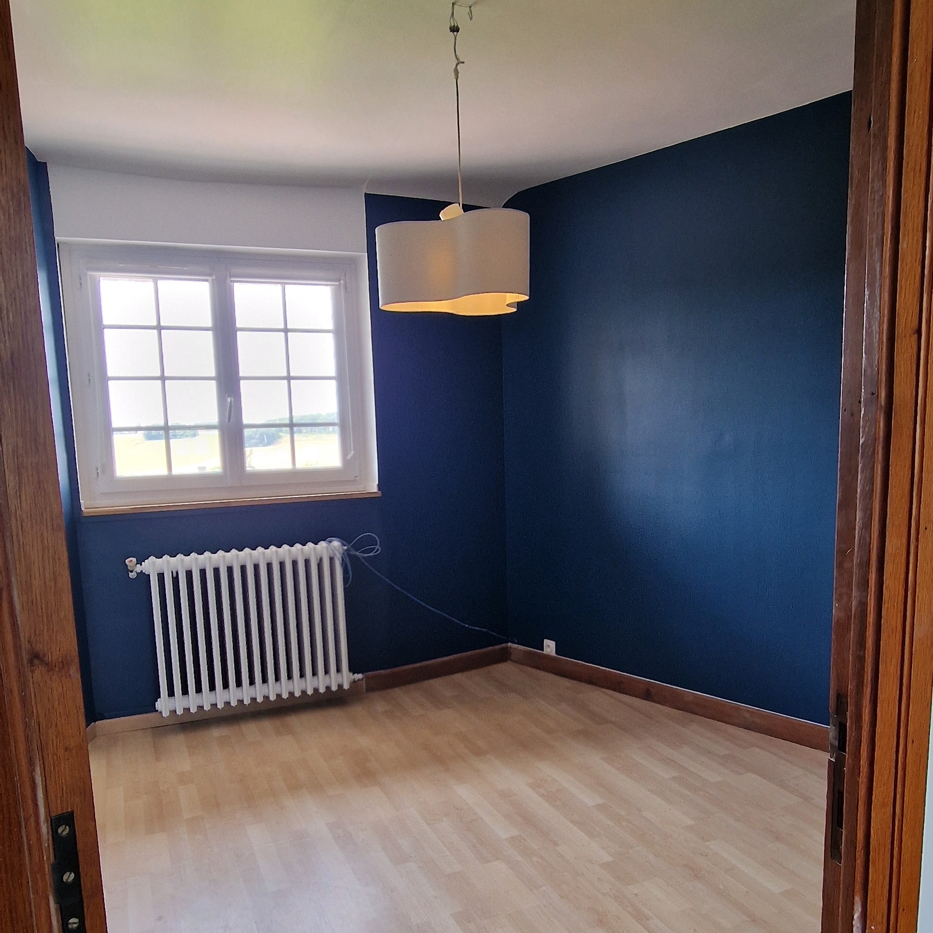 piece de taille moyenne avec un mur bleu