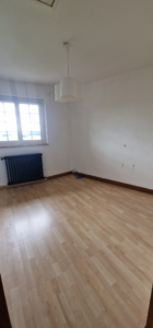 piece de taille moyenne avec un mur blanc