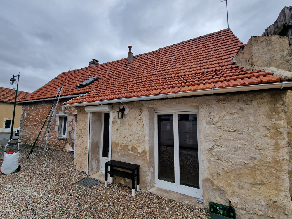 maison et sa toiture en terre cuite rouge