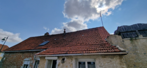 maison et sa toiture en terre cuite rouge non nettoyé